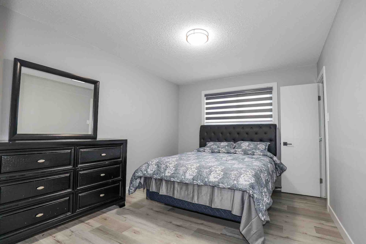 ห้องนอนใหญ่ชั้นหลักพร้อมห้องน้ำ 1/2 ห้อง 