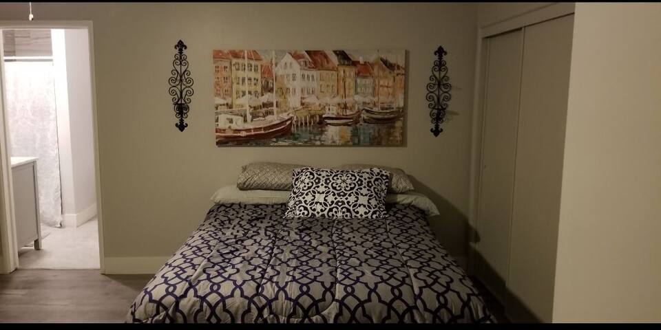 Walking Distance To El Paseo & Desert Com. College