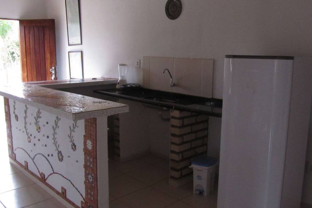 Cozinha com fogão, geladeira e utensilios