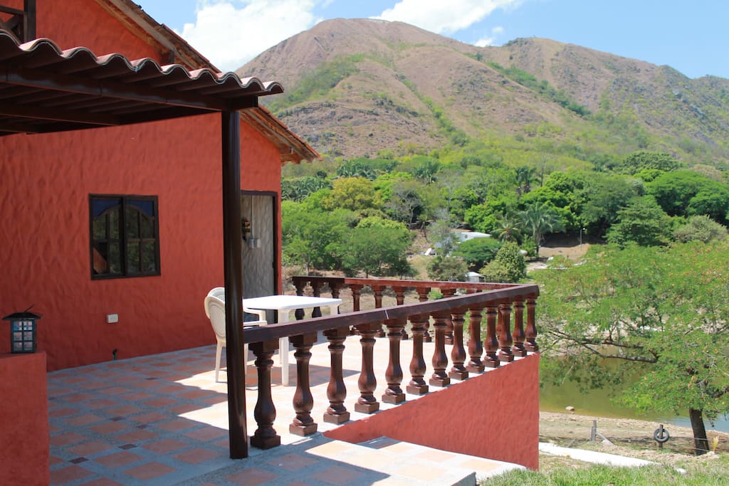 Para aquellas personas que buscan algo rústico no lujoso, esta es una cabaña campestre que cuenta con ventiladores en cada alcoba, a la orilla de la Represa de Prado - Tolima. Cuenta con los servicios básicos. La Cabaña no cuenta con: TV, Internet, aire acondicionado.