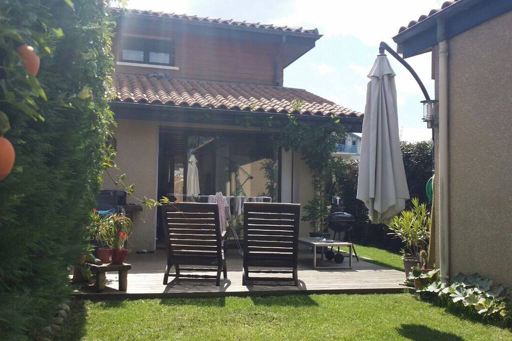 petit jardin et terrasse clos avec bbq et plancha