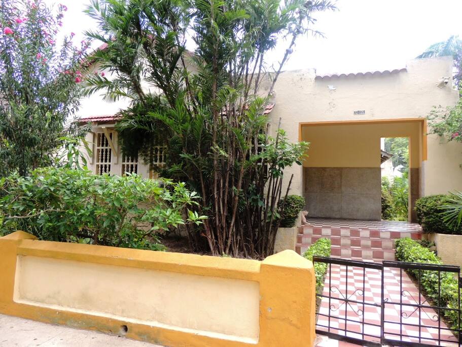 Frente de la casa y terraza