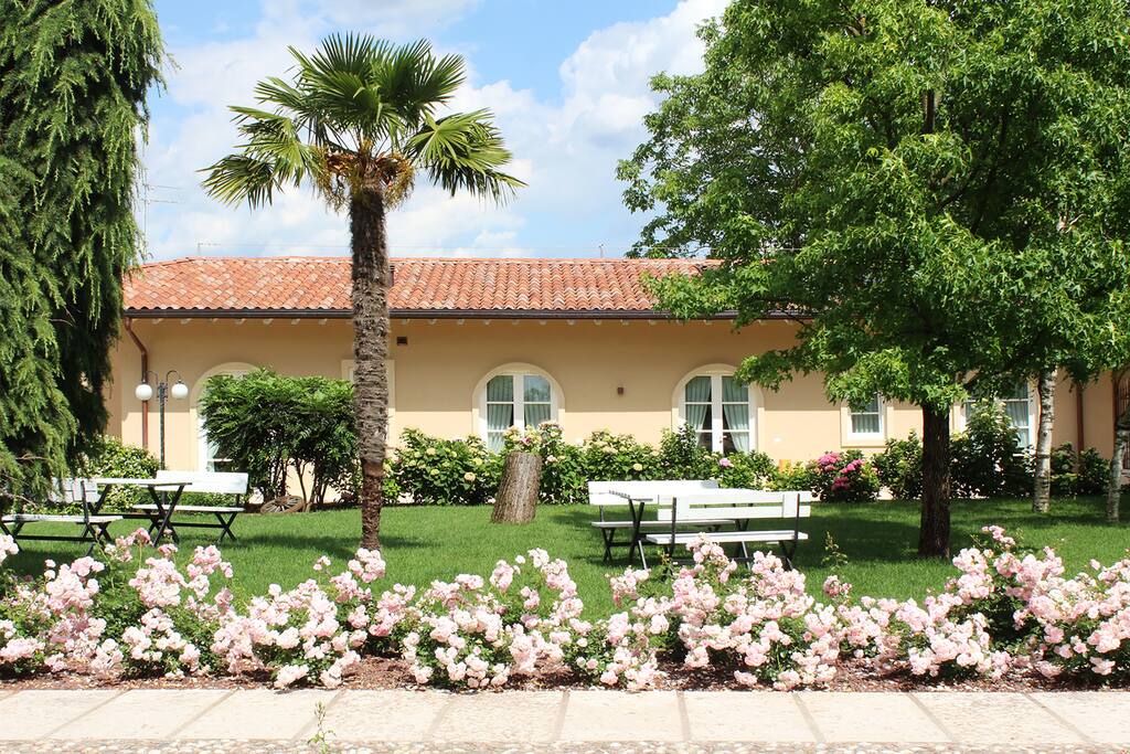 Il giardino e l'ingresso delle stanze