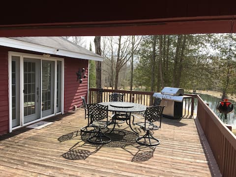 Secluded northern peaceful getaway in the woods.