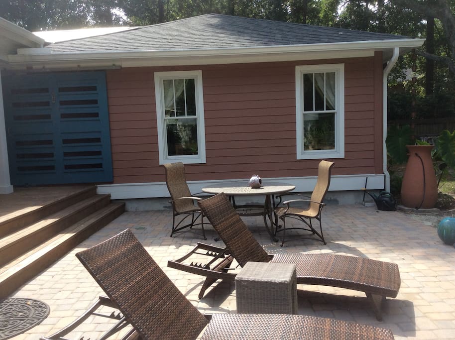 Side of guest suite overlooking patio in backyard. Barn door that opens to the guest screen porch.