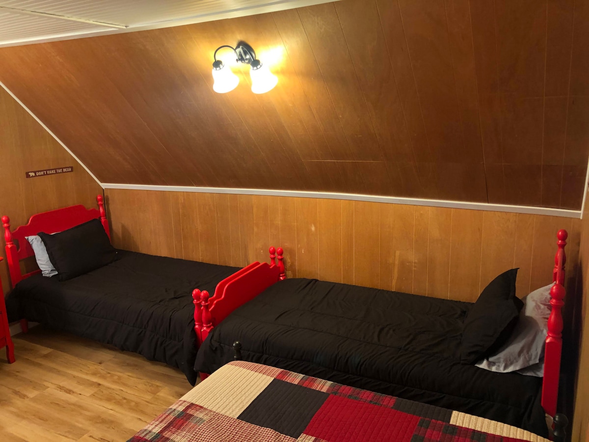 Dhoma e gjumit #2 ka 2 krevate dyshe