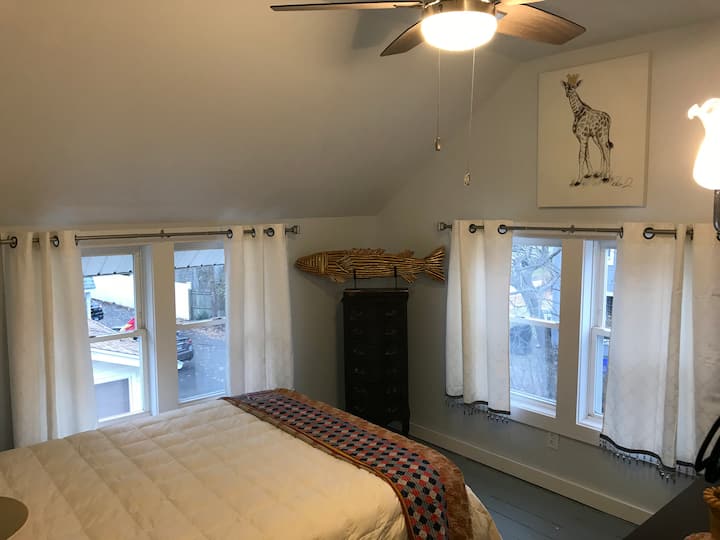 Საძინებელი #2 - მე-2 სართული საძინებელი საწოლით, მატრასით, ბიუროთი, ღამის სადგამით, ჭერის ვენტილატორით და ცენტრალური გათბობით.