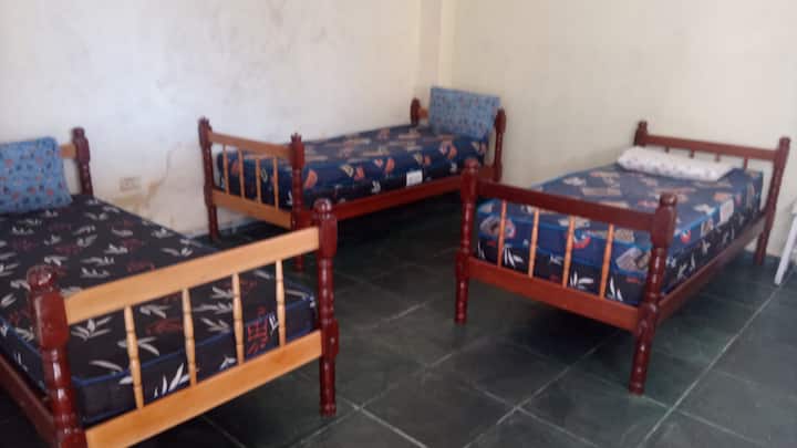 Საძინებელი 3. აპარტამენტი. 1 ორადგილიანი საწოლი და 3 ერთადგილიანი საწოლი