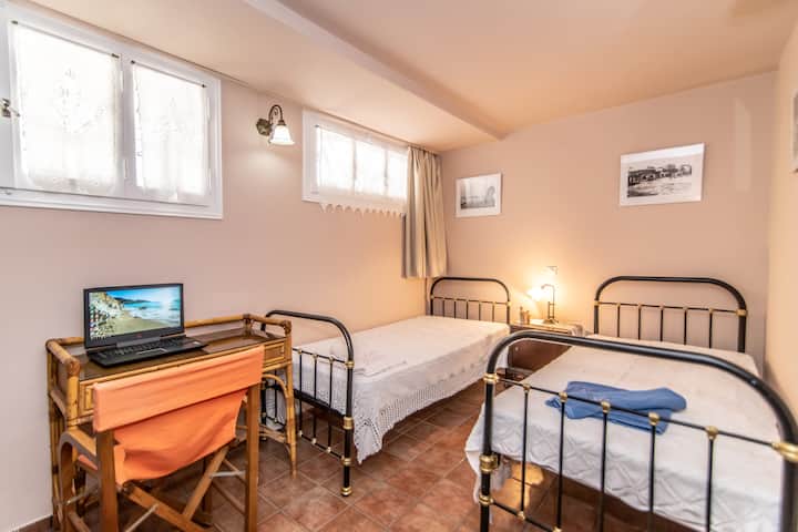 ห้องพักบนชั้นล่างพร้อมเตียงเดี่ยวสองเตียง (2/3)