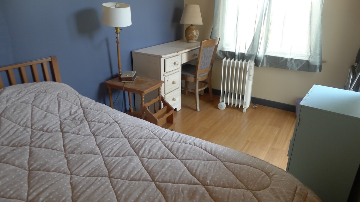 Chumba kidogo cha kulala cha nje kilicho na kitanda kizuri cha ukubwa kamili, dawati, kipasha joto, madirisha 2.   