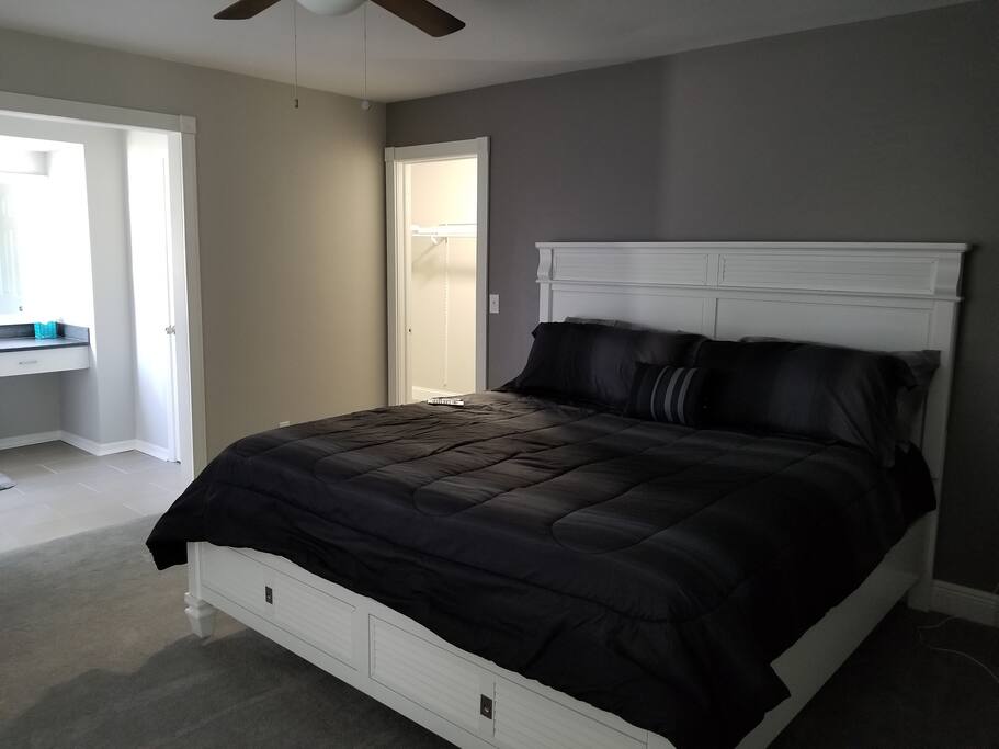 King bed in master with 40inch tv.