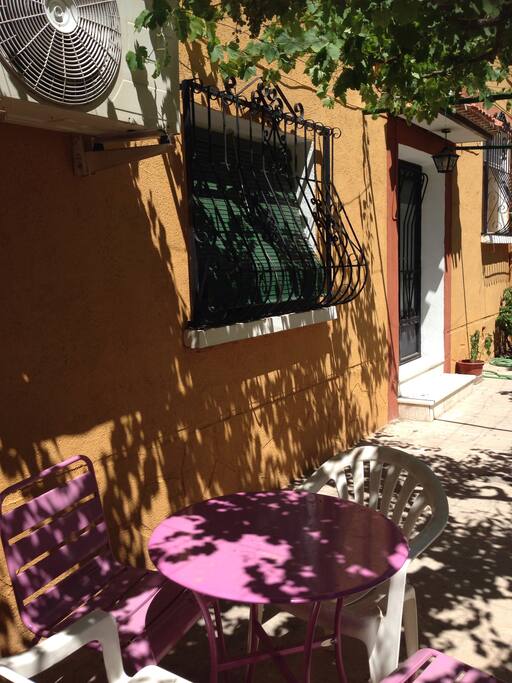 Terraza y puerta de entrada a la casa.