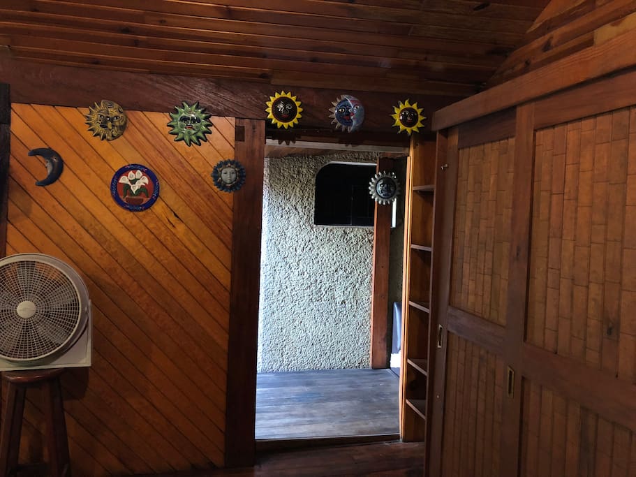 La entrada a la cabaña con adornos de acuerdo al tipo rústico.