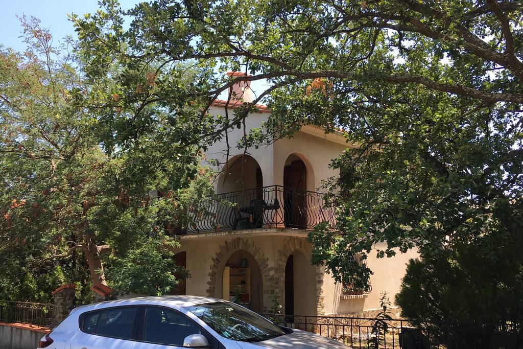 Vue de la façade, avec possibilité de garer 2/3 voitures devant la villa.