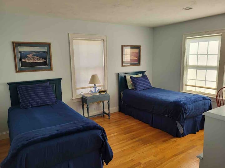 בחדר שינה זוגי בקומה הראשונה יש ארון גדול ונוף למים