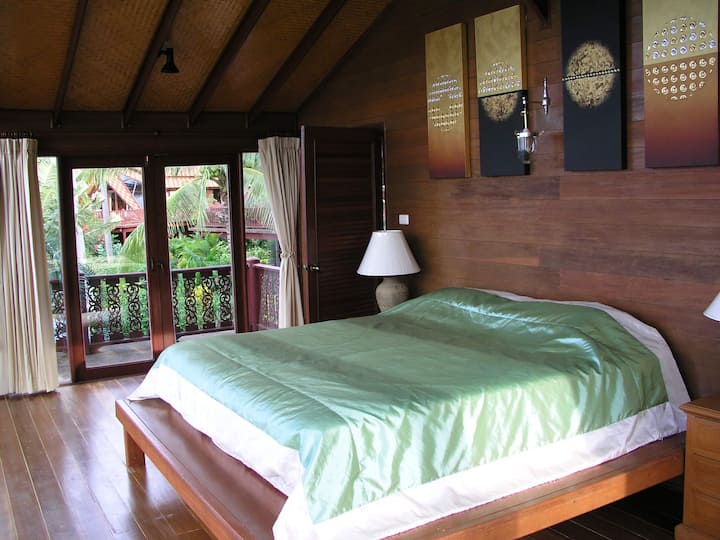 ห้องนอนใหญ่พร้อมวิวมหาสมุทรและระเบียงรอบๆ... 