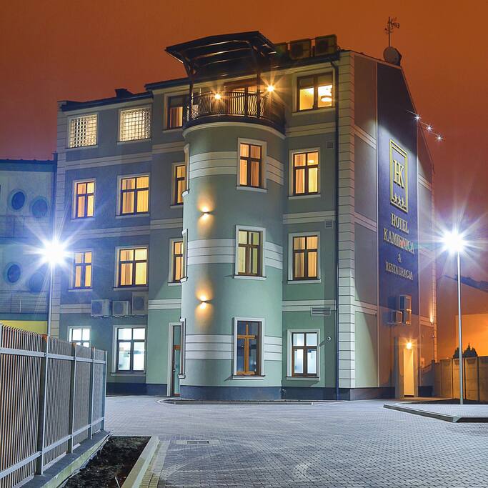 Obiekt z zewnątrz od strony parkingu
