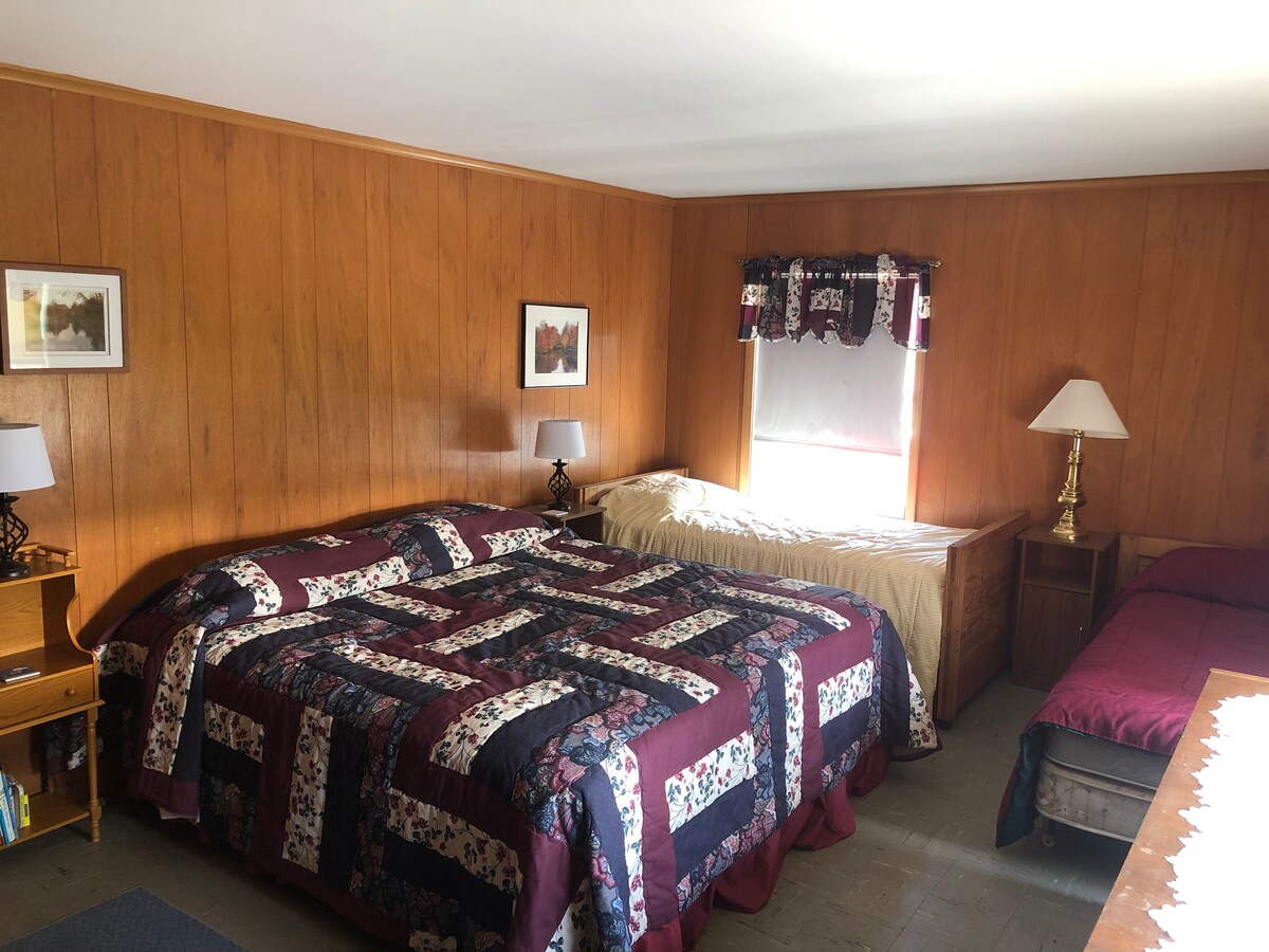 ห้องนอน 1/6: เตียงคิงไซส์แคลิฟอร์เนียและเตียงเดี่ยวสองเตียง