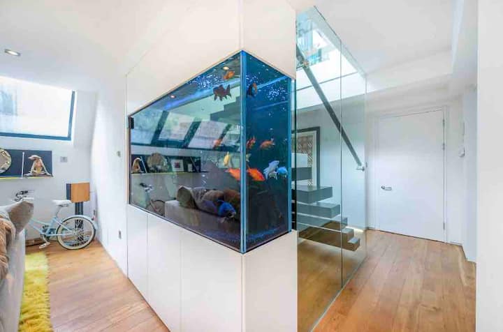 خزان السمك الذي يفصل الصالة والسلالم. 