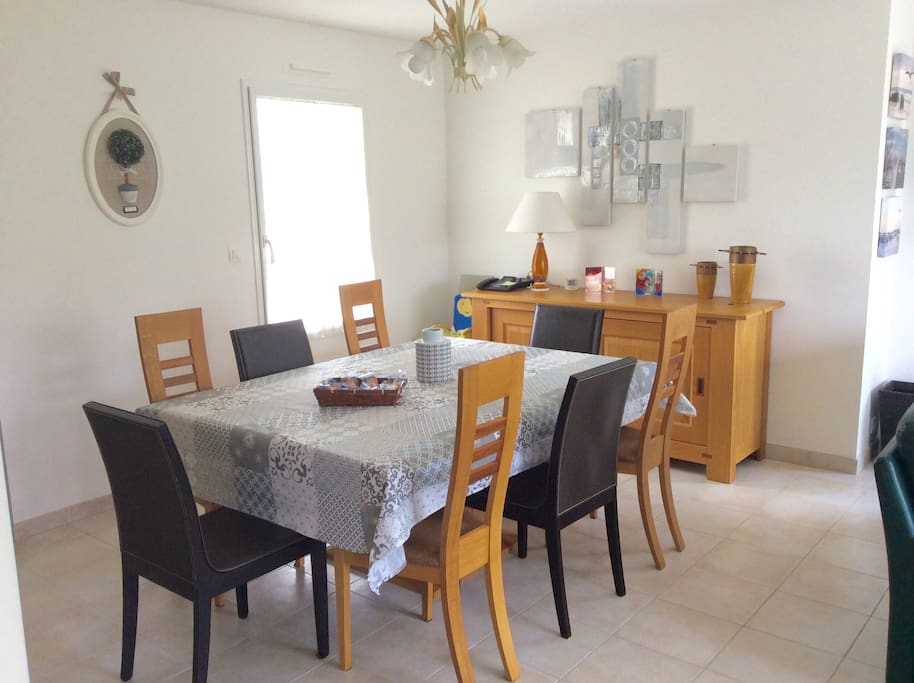 La salle á manger est spacieuse et lumineuse pour accueillir votre famille et vos amis