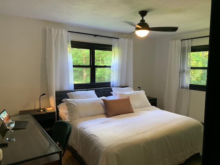 Segundo piso, dormitorio principal 1: 
Cama tamaño king, mesitas de noche, lámparas con cargadores WiFi, escritorio portátil, silla, armario con estantes incorporados para equipaje y pertenencias personales, ventilador de luz en el techo. 