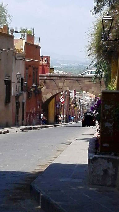 Ese puente que ves es la calle QUEBRADA, de las mas bonitas calles de San Miguel!