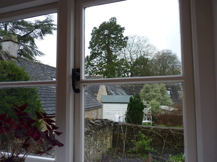 tenemos un jardín protegido con hermosas vistas del arboreto privado y el edificio al lado que proporciona dicho refugio.