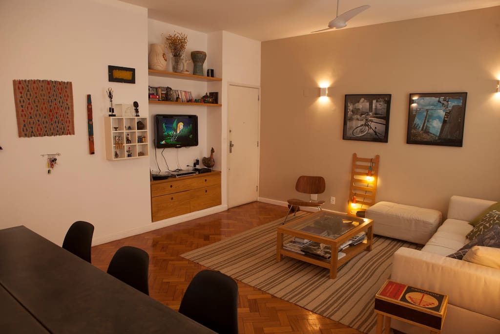Spacious living and dinning room / Sala de estar e jantar ampla e confortável.