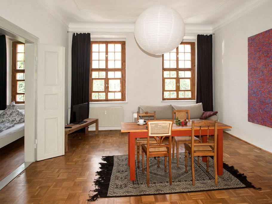 Wohnzimmer mit Blick ins 1. Schalfzimmer