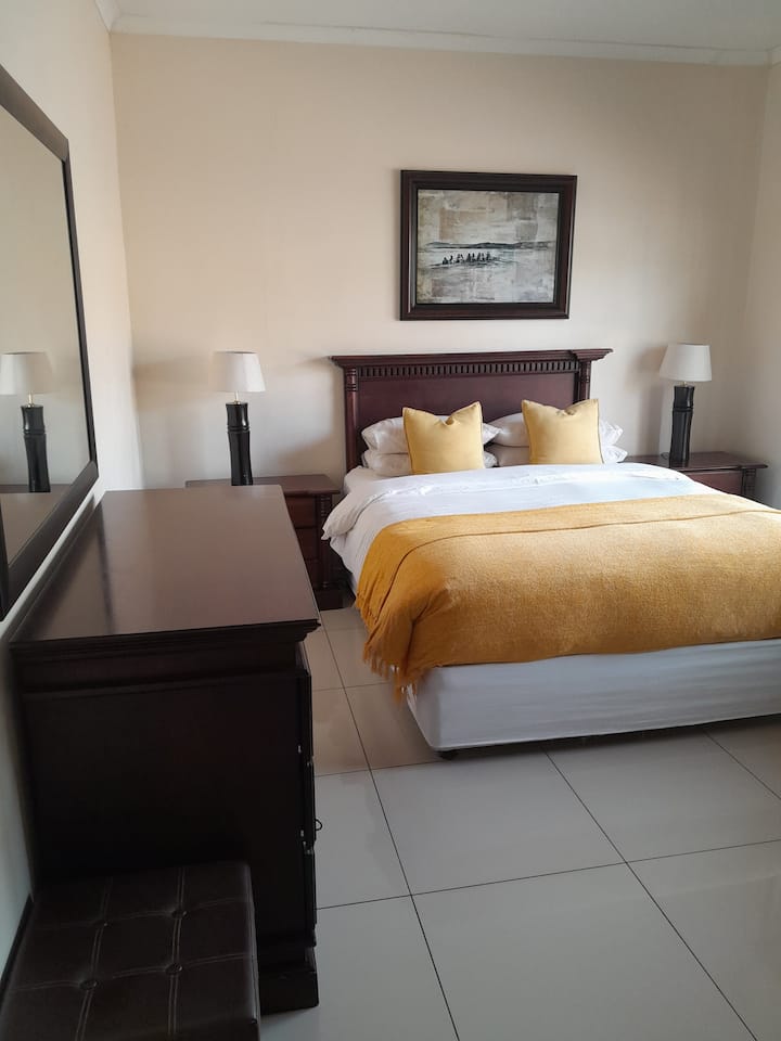 Bedroom 3, queen bed, ceiling fan, bathroom ensuite, Tv