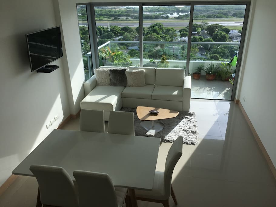 Apartamento de lujo frente al mar, hermosa vista del amanecer desde el balcón