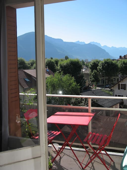 Le balcon ensoleillé le matin avec vue dégagée sur les montagnes.