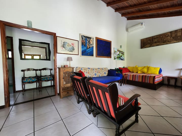 Woonkamer: airconditioning, kabel-tv, tweepersoonsbed....