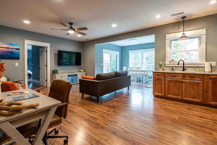 Riddle Point Retreat: 2 King Bed/2 Full Bath - Oliver Winery, Bloomington