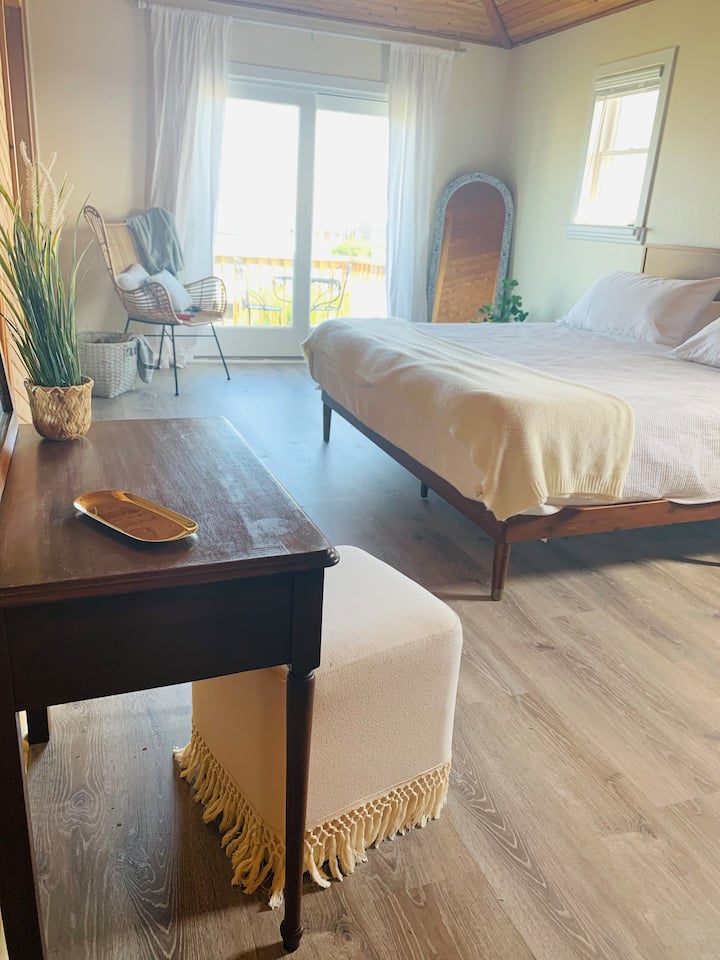 Spacious 3rd floor king bedroom suite. Memory foam bed with 100% cotton sheets, quilt, extra blankets, full bathroom, dressing table, sitting area, work station and private deck