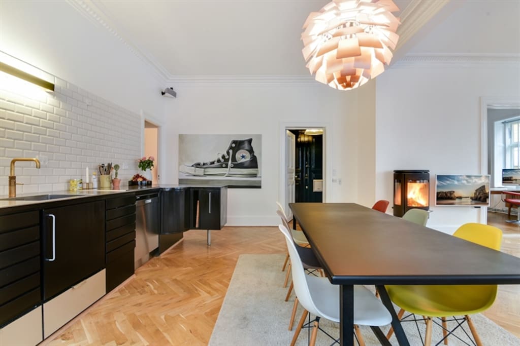 Dining table for 6 persons.