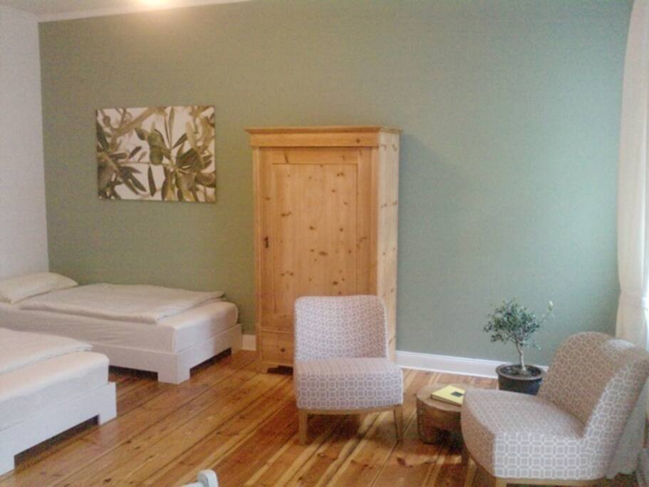 Blick von der Küche ins Wohnzimmer.