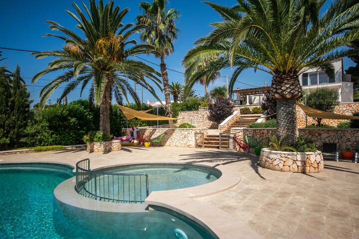 Stunning modern villa, one minute from the beach gallery image 2