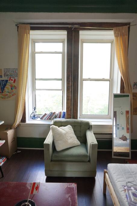 The windows face the street.
Les fenêtres donnent sur la rue.