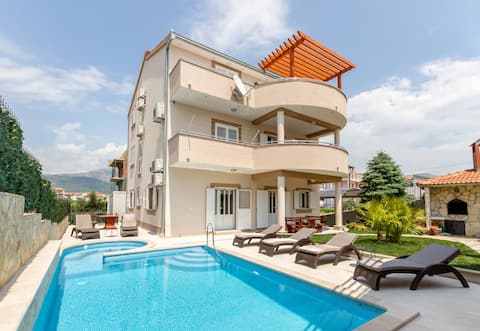 Holiday house with 3 apartments