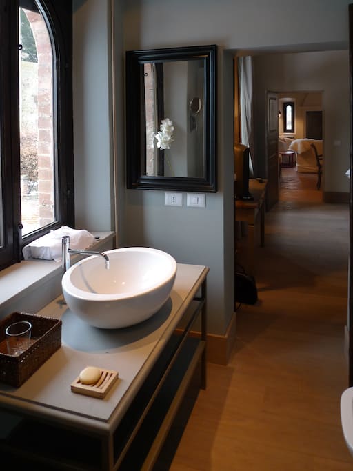 il bagno con vista sul castello/the bathroom with a view on the castle