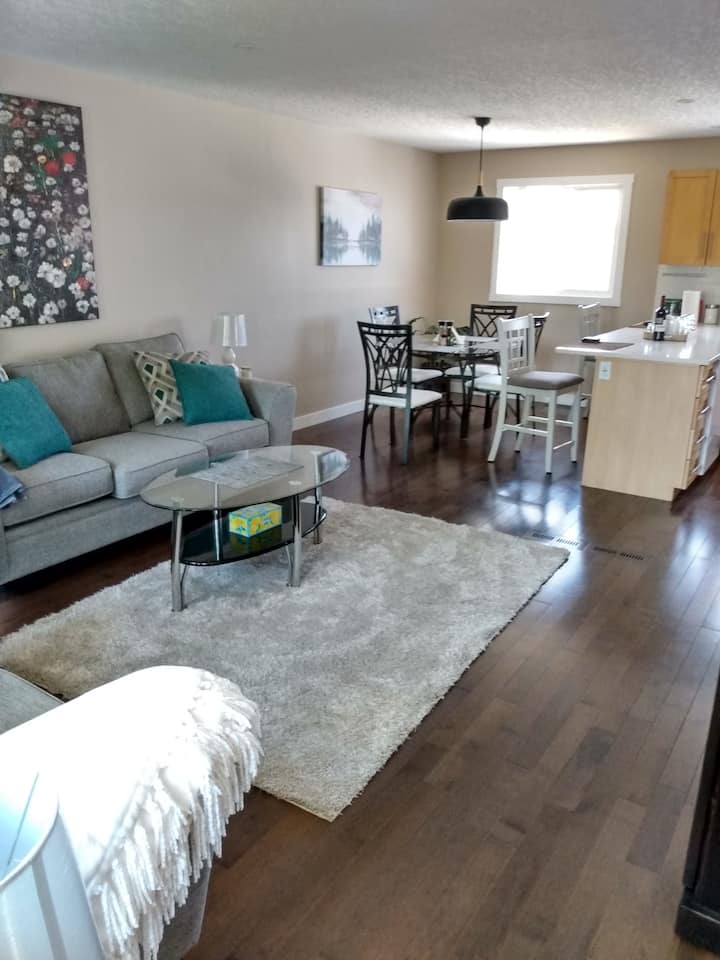 4 Bedroom Home 10 Mins From The Airport - Calgary