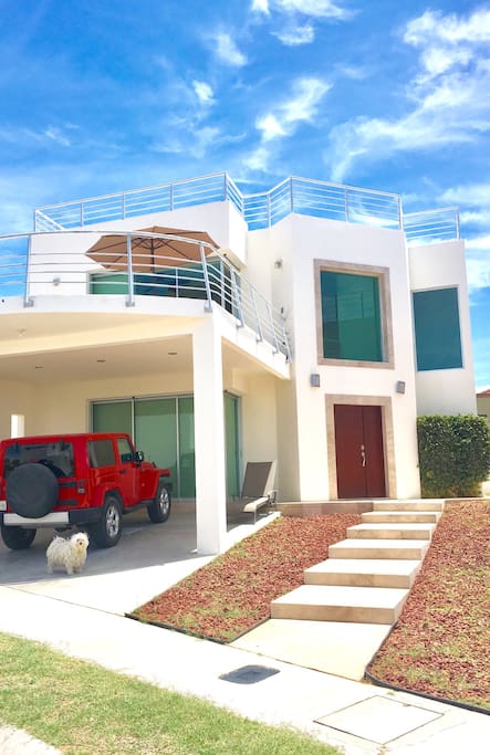 House front view! Terrace, rooftop, pleny space for parking at shade and in front of the house... puppy not included! =)