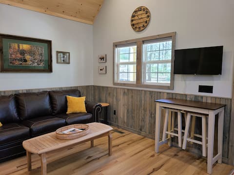 Top Airbnb: Laurel Haven: Modern Cabin Retreat near Gatlinburg in Cosby