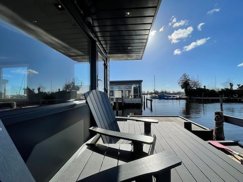 Poellodge, Luxury houseboat with sunny terraces