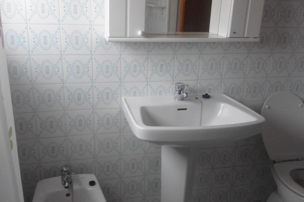 Baño completo reformado, ventana exterior