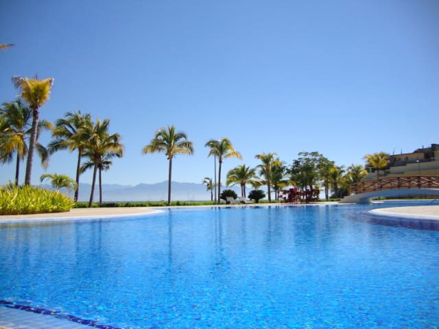 Casa Claudia, 3BR/3BA, Huge Pools, Resort Home