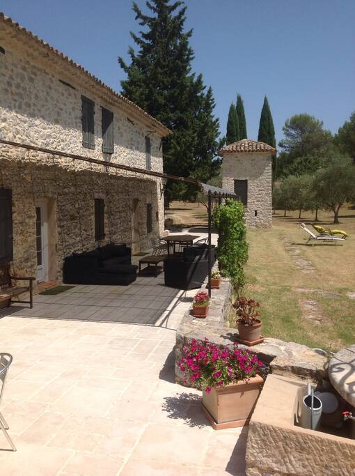 Terrasse pour petit déjeuner et repas éventuellement