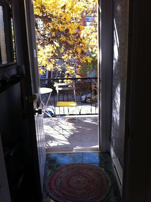 L'entrée et le balcon en avant