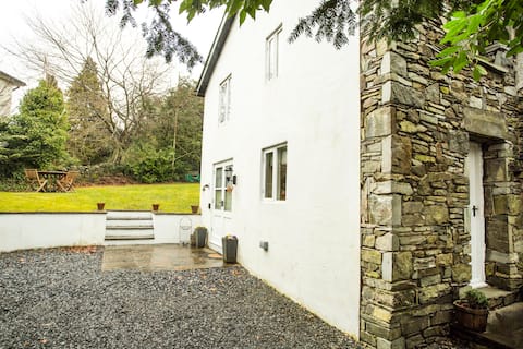 lovely cottage  bowness-windermere (self catering)